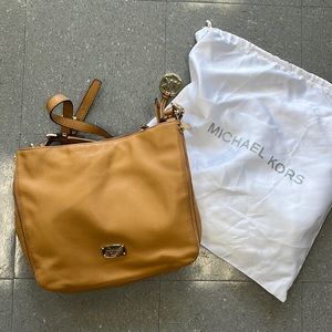 Michael Kors Essex Lg Conv Shoulder bag. Never been used